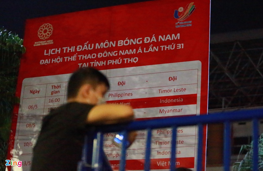 Hàng trăm người săn vé xem U23 Việt Nam xuyên đêm Hàng trăm người săn vé xem U23 Việt Nam xuyên đêm