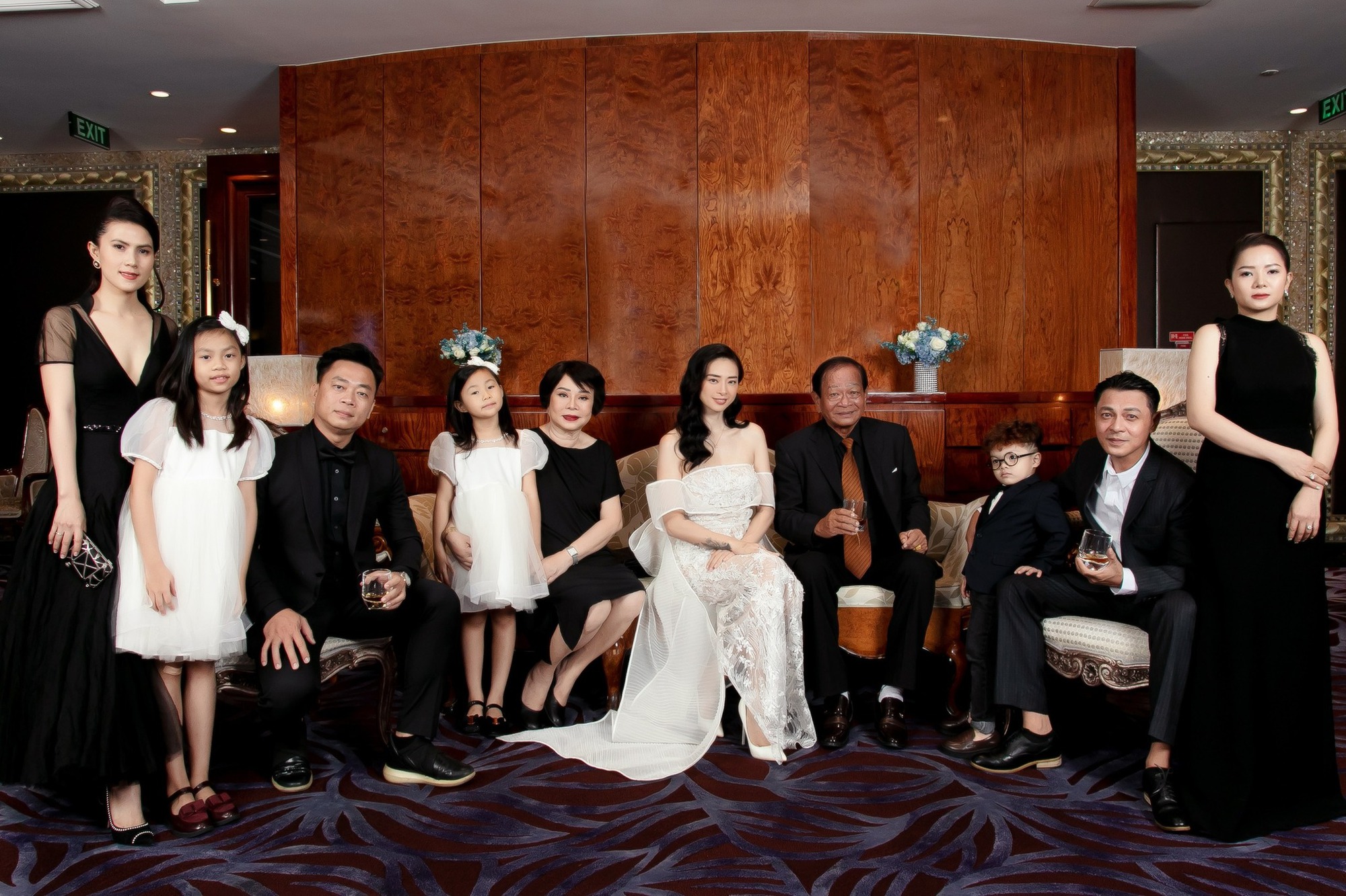 Ngô Thanh Vân - Huy Trần tung bộ ảnh đậm chất hào môn bên đại gia đình trước ngày cưới