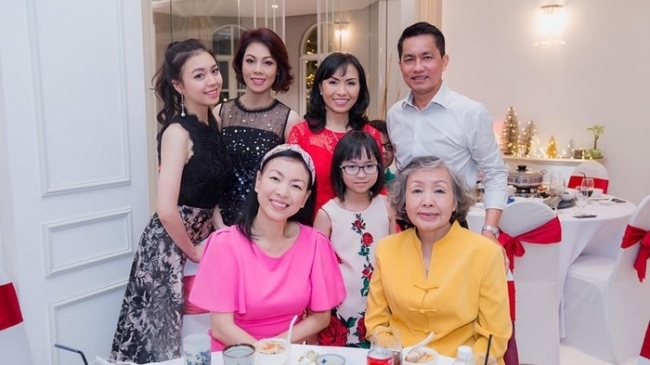 Lão Phật gia Sơn Kim Group bất ngờ chia sẻ ảnh gia đình đoàn tụ hậu sóng gió 'nương tựa'