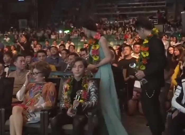 Khoảnh khắc Đông Nhi 'bơ đẹp' Sơn Tùng cách đây 5 năm trước bỗng dưng được netizen 'đào' lại