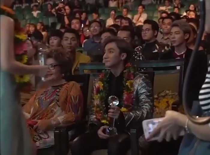 Khoảnh khắc Đông Nhi 'bơ đẹp' Sơn Tùng cách đây 5 năm trước bỗng dưng được netizen 'đào' lại