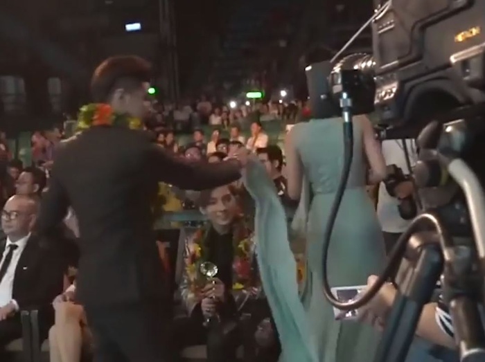 Khoảnh khắc Đông Nhi 'bơ đẹp' Sơn Tùng cách đây 5 năm trước bỗng dưng được netizen 'đào' lại