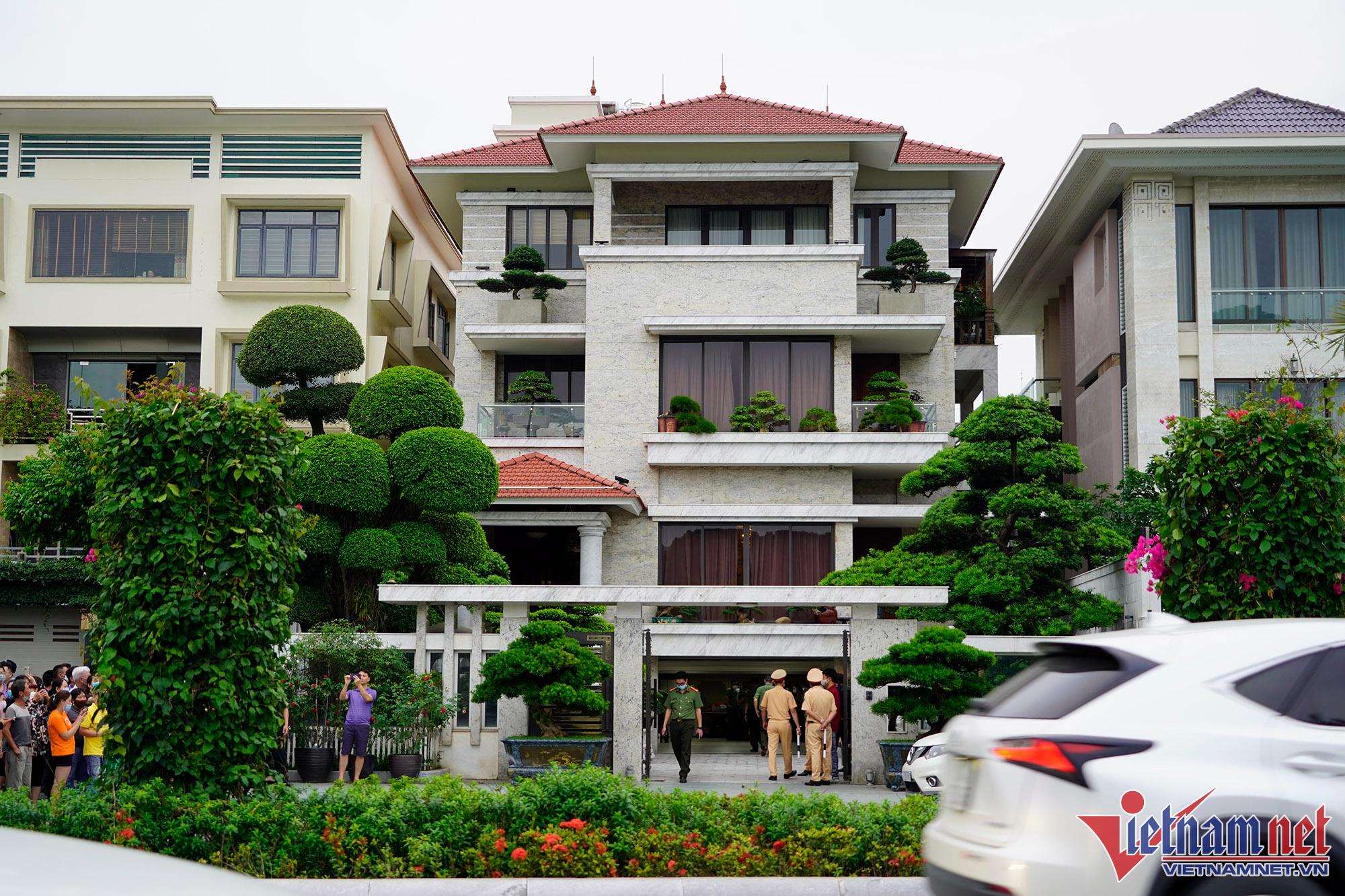 Hình ảnh khám xét nhà riêng, bắt cựu Chủ tịch UBND TP Hạ Long