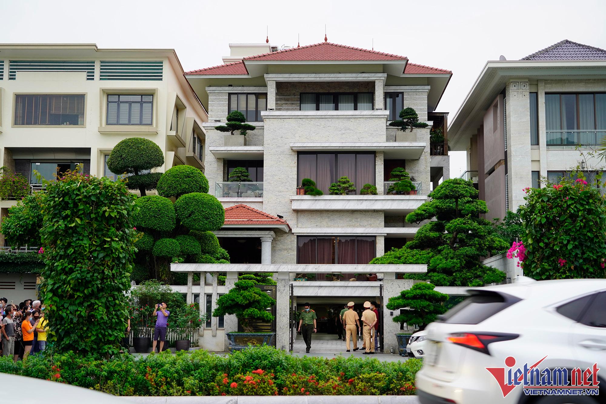 Hình ảnh khám xét nhà riêng, bắt cựu Chủ tịch UBND TP Hạ Long Hình ảnh khám xét nhà riêng, bắt cựu Chủ tịch UBND TP Hạ Long