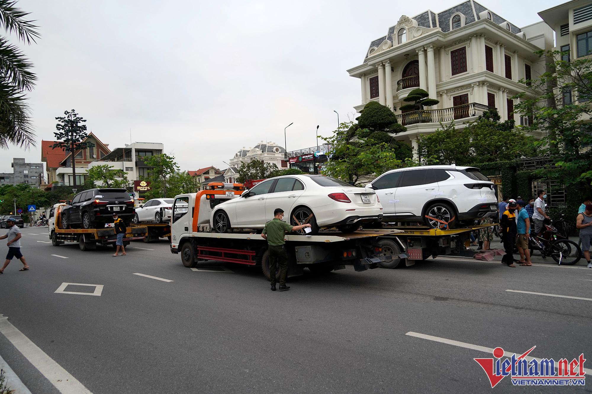 Hình ảnh khám xét nhà riêng, bắt cựu Chủ tịch UBND TP Hạ Long Hình ảnh khám xét nhà riêng, bắt cựu Chủ tịch UBND TP Hạ Long