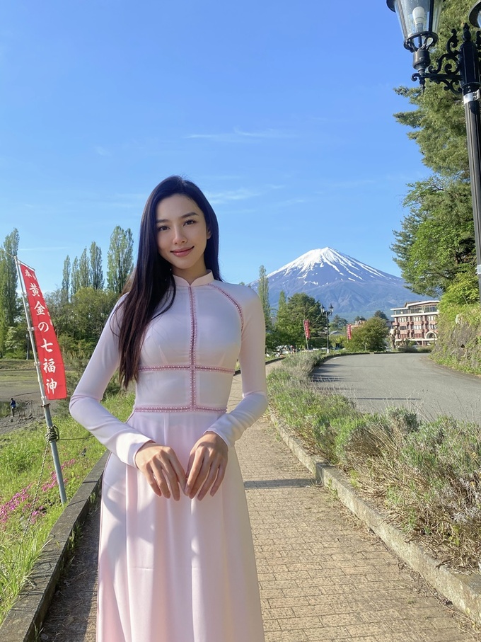 Thùy Tiên mặc áo dài khoe sắc tại núi Phú Sĩ ở Nhật Bản