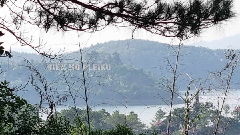 Khung cảnh hoàng hôn trên Biển Hồ (TP. Pleiku, tỉnh Gia Lai) thật tuyệt đẹp.
