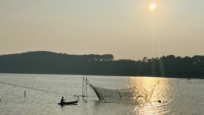 Ngắm hoàng hôn trên Biển Hồ