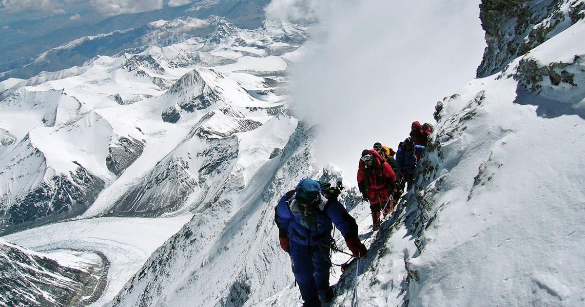 Vì sao đỉnh núi Everest có sức hấp dẫn bất tận?