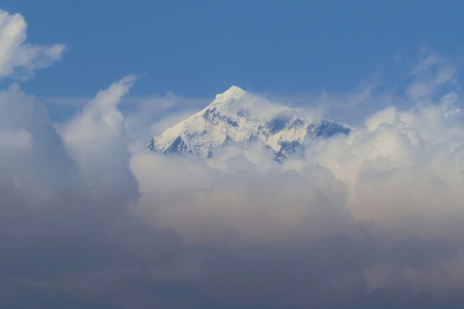 Vì sao đỉnh núi Everest có sức hấp dẫn bất tận?