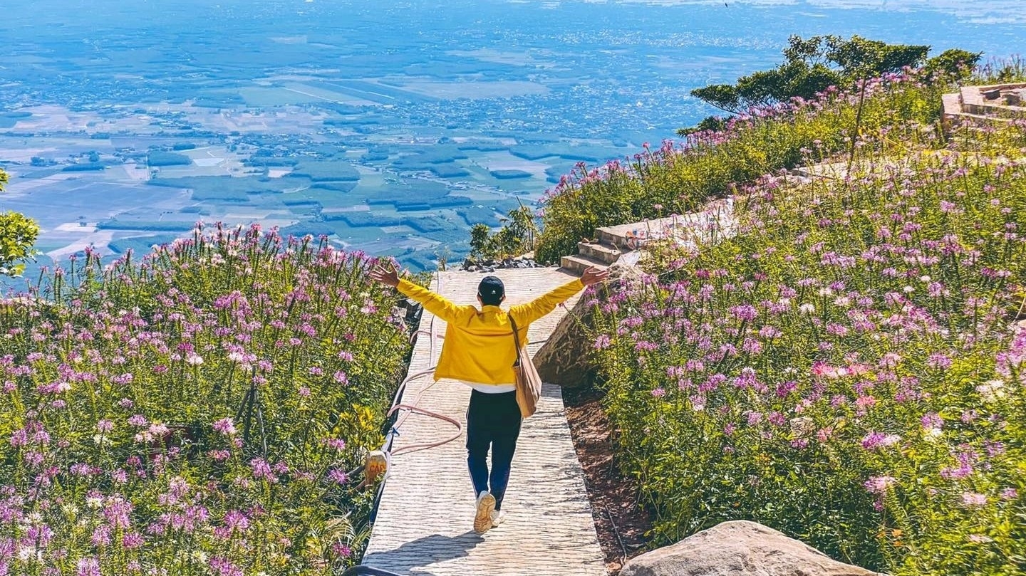 Du khách kéo lên núi Bà Đen trốn nóng
