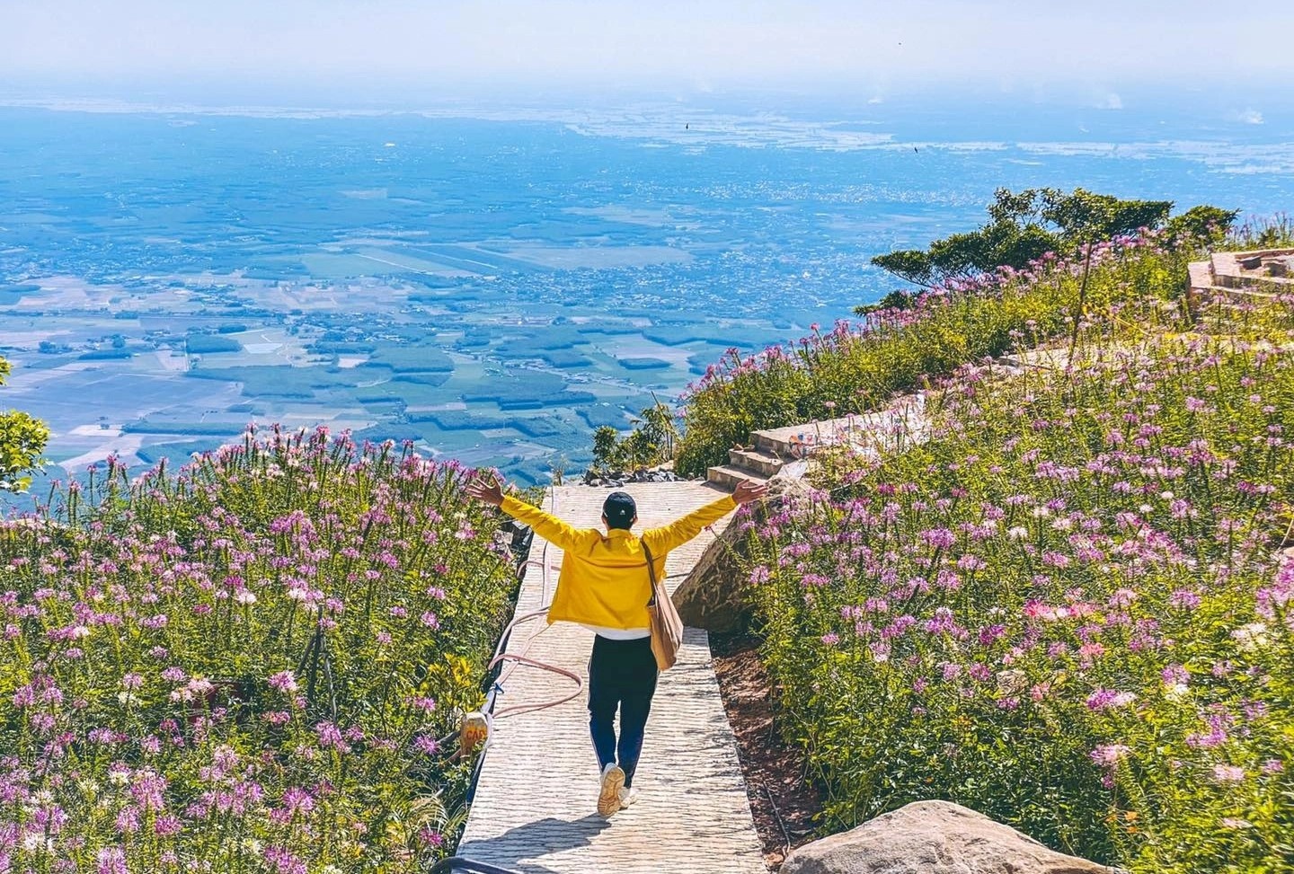 Du khách kéo lên núi Bà Đen trốn nóng