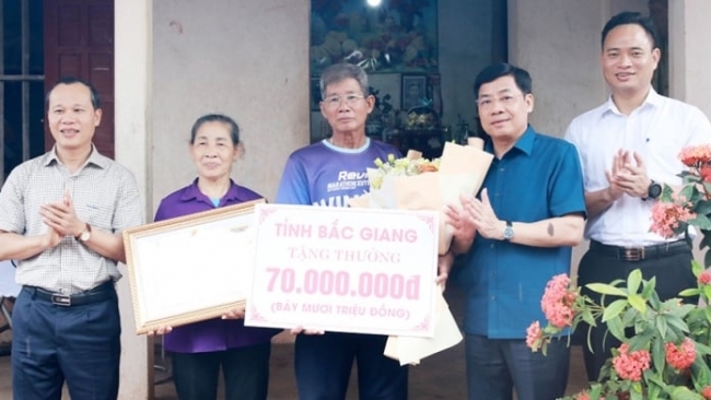 Bắc Giang thưởng nóng cho Nguyễn Thị Oanh