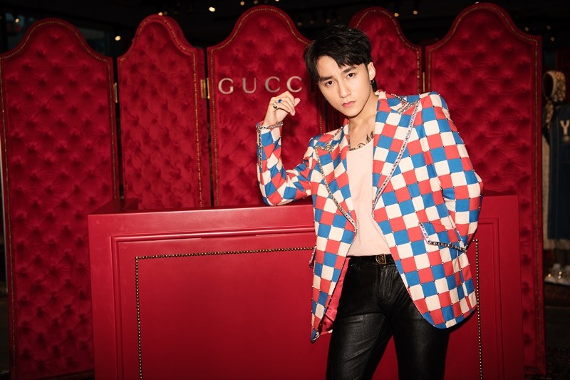 Sơn Tùng trong trang phục của Gucci, xứng đáng là ""bạn thân độc quyền"" Việt Nam Sơn Tùng trong trang phục của Gucci, xứng đáng là ""bạn thân độc quyền"" Việt Nam