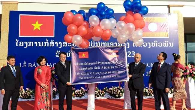 Tập đoàn Thaco bàn giao sân bay Nong Khang cho Lào