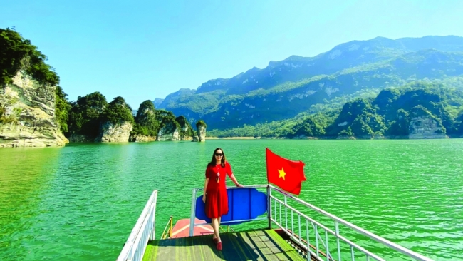 Về Tuyên Quang, lênh đênh sông nước và… tắm suối khoáng