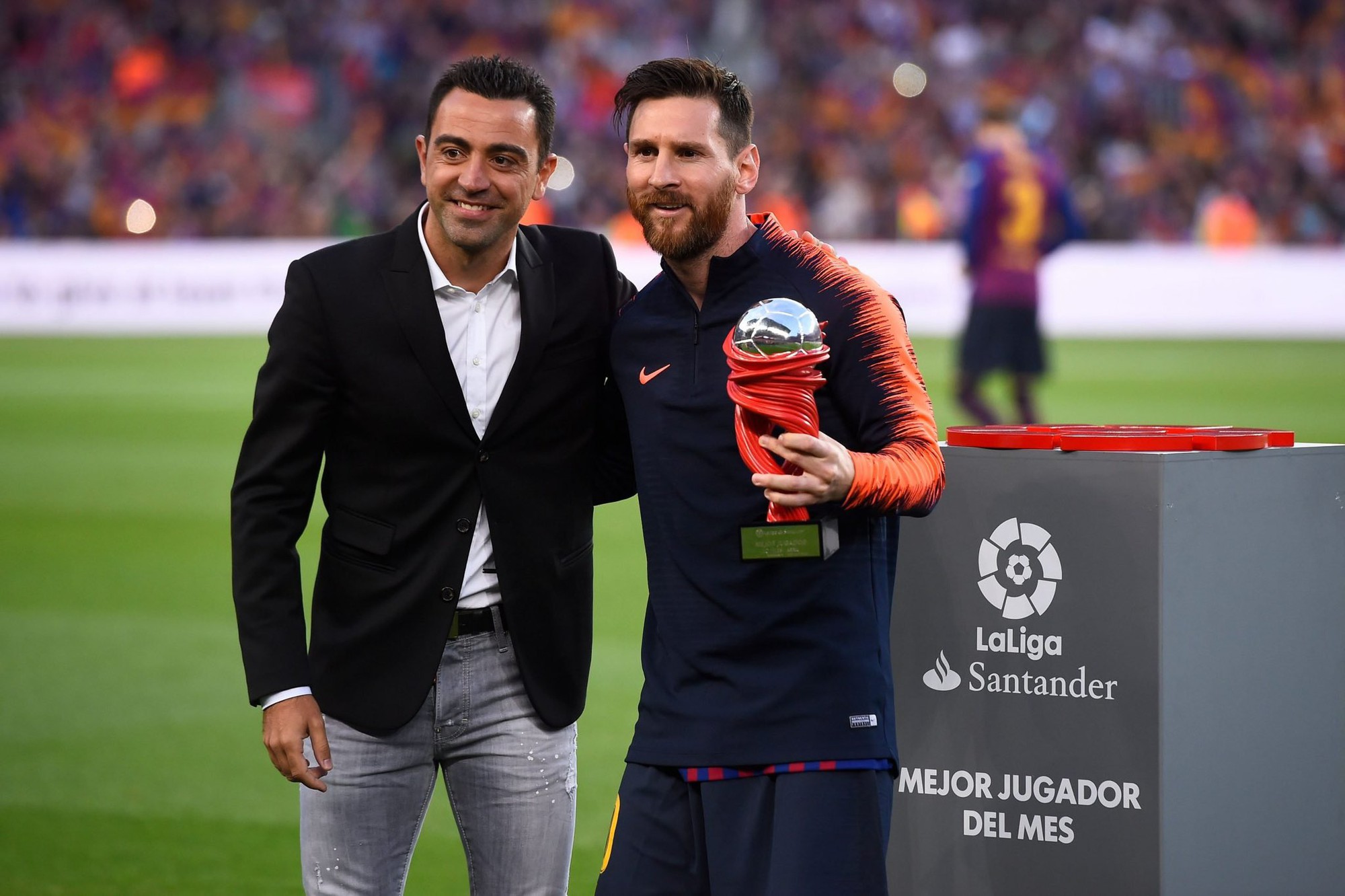 HLV Xavi hối thúc Messi trở lại Barcelona