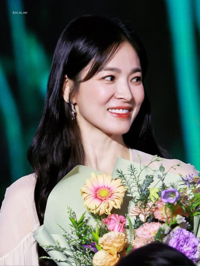 Song Hye Kyo lần đầu làm một điều sau nhiều năm, liền được khen ngợi vì quá "chiều" fan