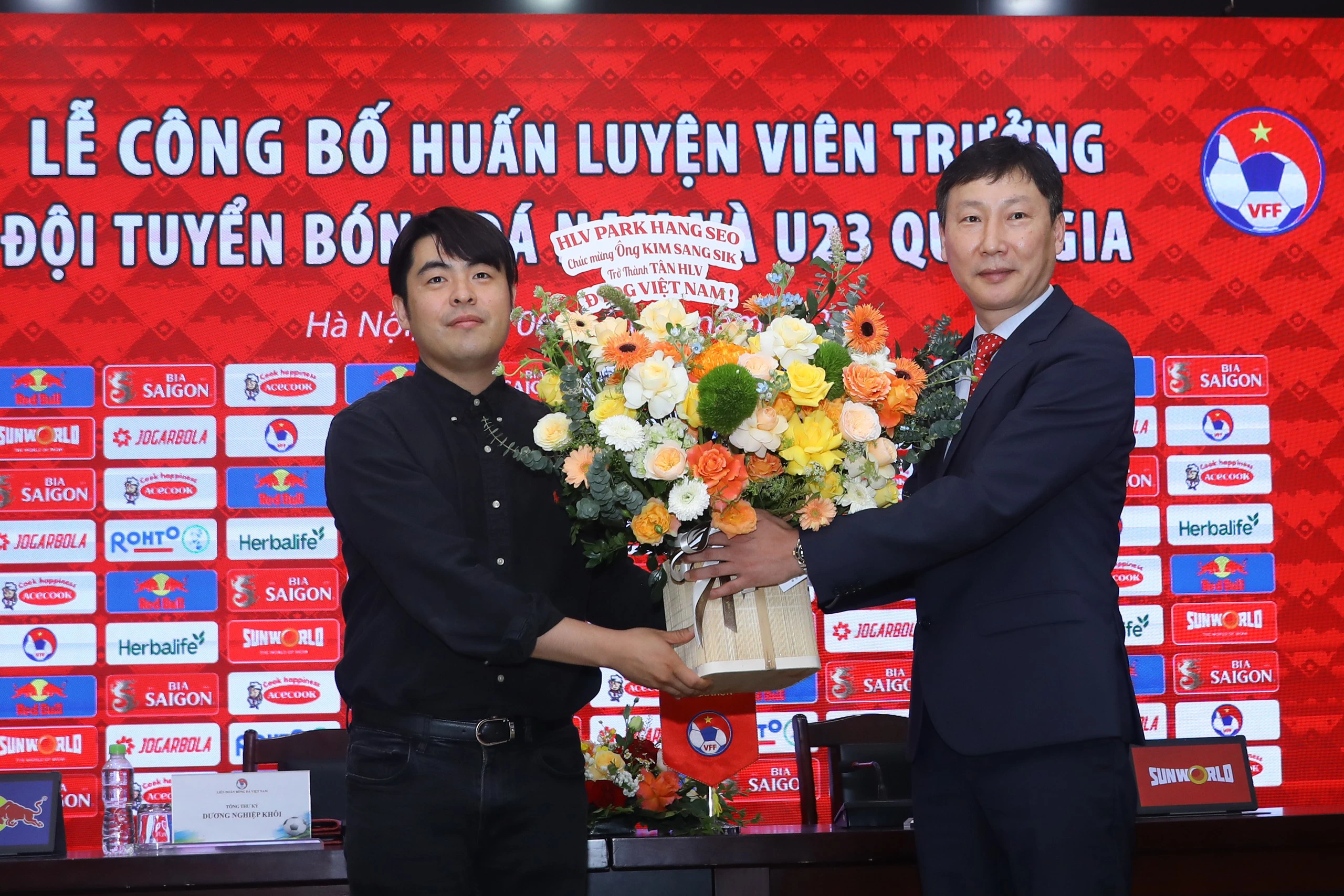 HLV Kim Sang Sik: Trong cái bóng của ông Park Hang Seo