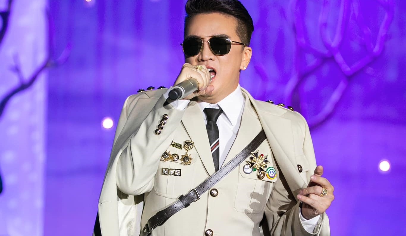 dam vinh hung,  bo van hoa,  huy hieu la anh 1