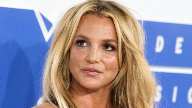 Britney Spears bị gãy chân