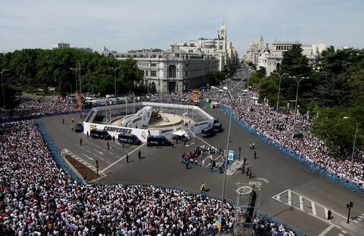 Biển người ăn mừng chức vô địch của Real Madrid