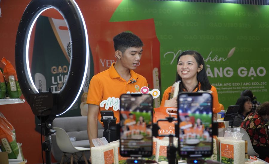 Doanh nghiệp chuyển hướng tiếp cận khách hàng qua livestream