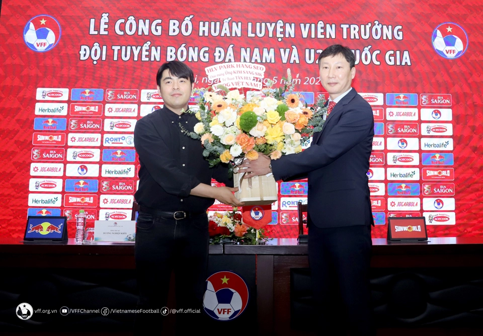 HLV Kim Sang Sik dự lễ bốc thăm AFF Cup 2024
