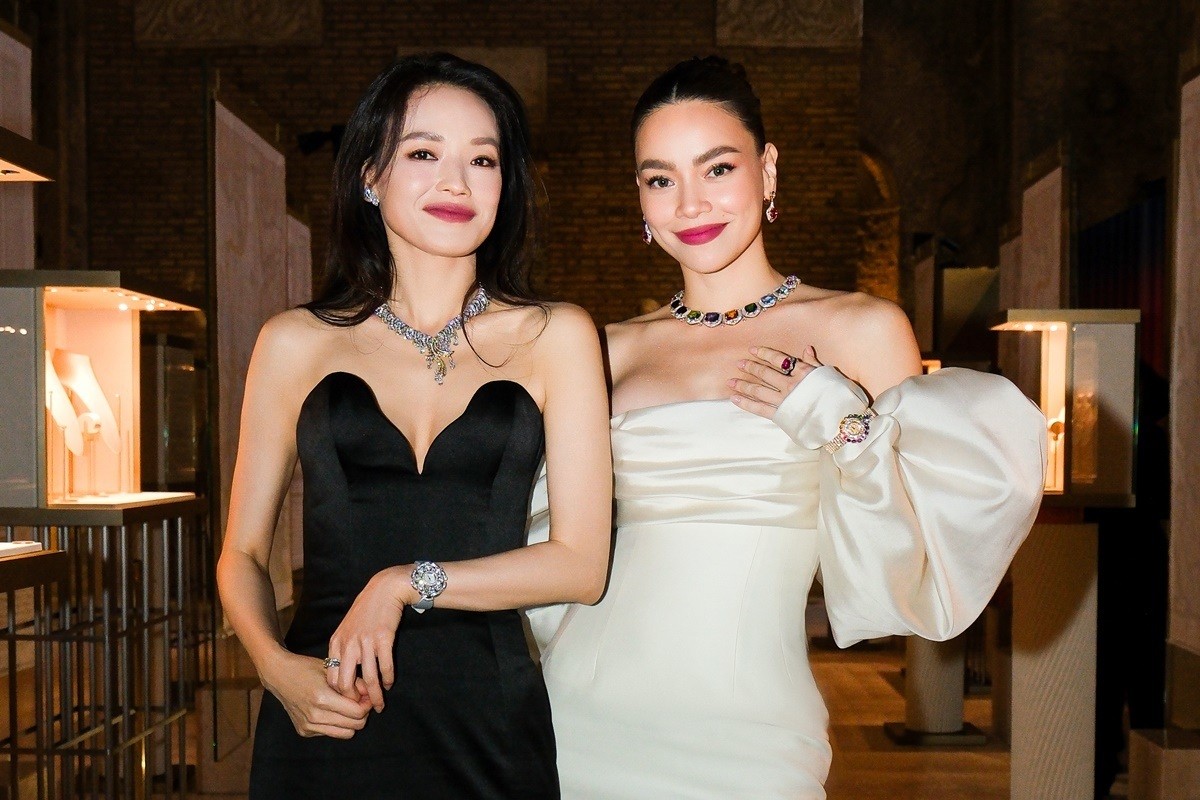 Ca sĩ Hồ Ngọc Hà đọ dáng diễn viên Thư Kỳ tại sự kiện thời trang