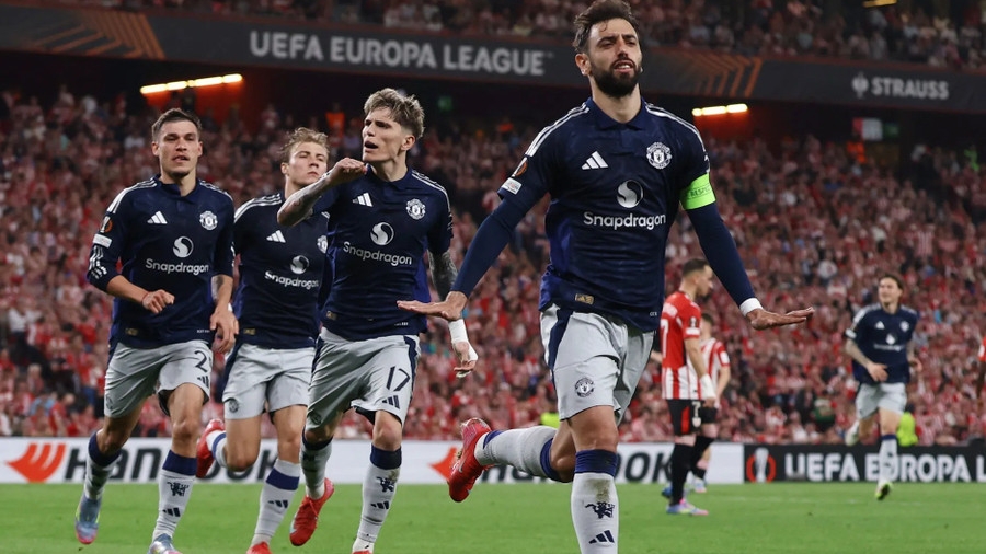 Thủ quân Man Utd đi vào lịch sử