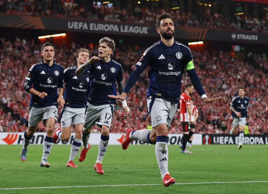 Thủ quân Man Utd đi vào lịch sử