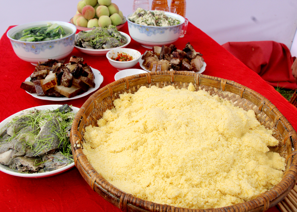 Mèn mén không chỉ là món ăn dân dã mà còn là sản phẩm của nghệ thuật chế biến, được bày biện trang trọng trong các dịp lễ hội. Thường được kết hợp với các món ăn truyền thống như tẩu chúa, thịt treo gác bếp, hoặc canh xương, tạo thành một bữa ăn đậm đà, đầy đủ dưỡng chất.