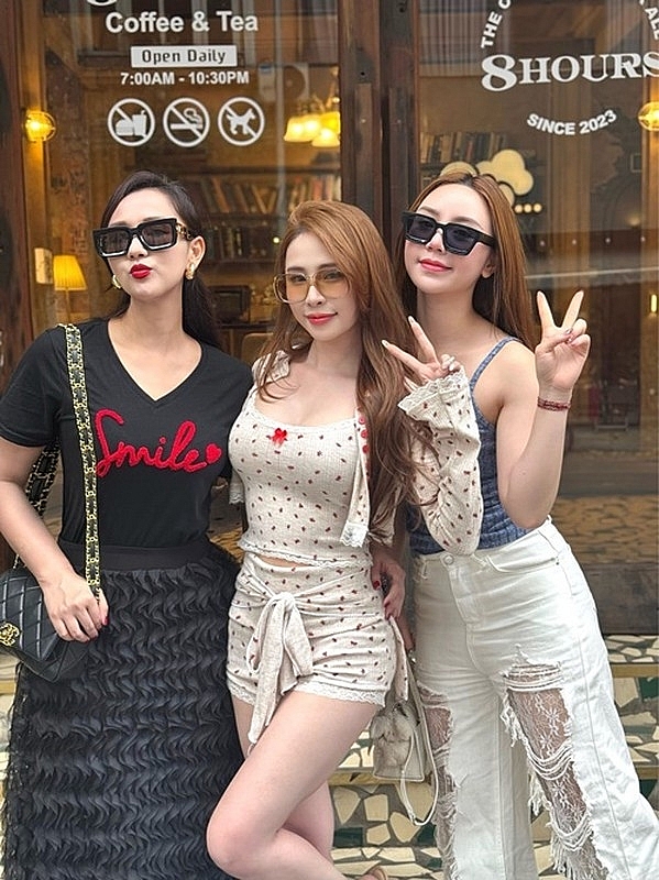 Hội bạn thân của “nữ diễn viên giàu nhất miền Bắc” Lã Thanh Huyền Hội bạn thân của “nữ diễn viên giàu nhất miền Bắc” Lã Thanh Huyền