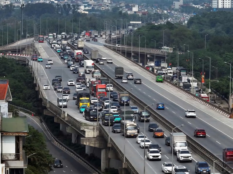 Người dân ùn ùn trở về Hà Nội sớm để tránh tắc đường Người dân ùn ùn trở về Hà Nội sớm để tránh tắc đường
