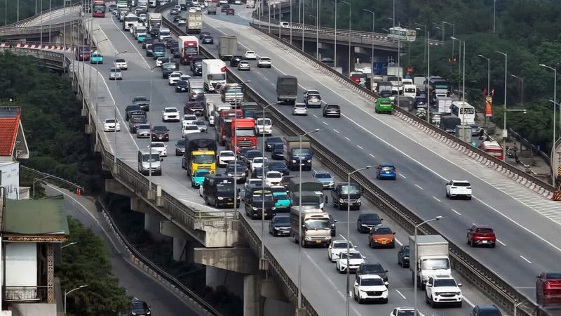 Người dân ùn ùn trở về Hà Nội sớm để tránh tắc đường