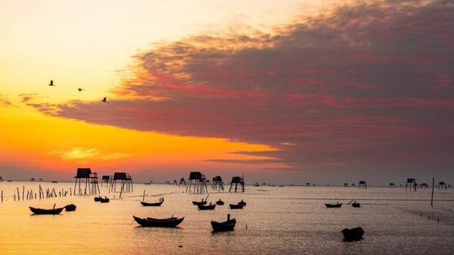 Ngắm biển Đồng Châu “ảo diệu” trong ánh bình minh