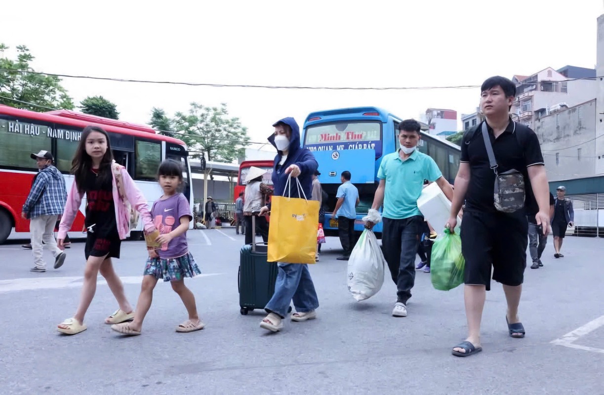 Người dân ùn ùn trở về Hà Nội sớm để tránh tắc đường