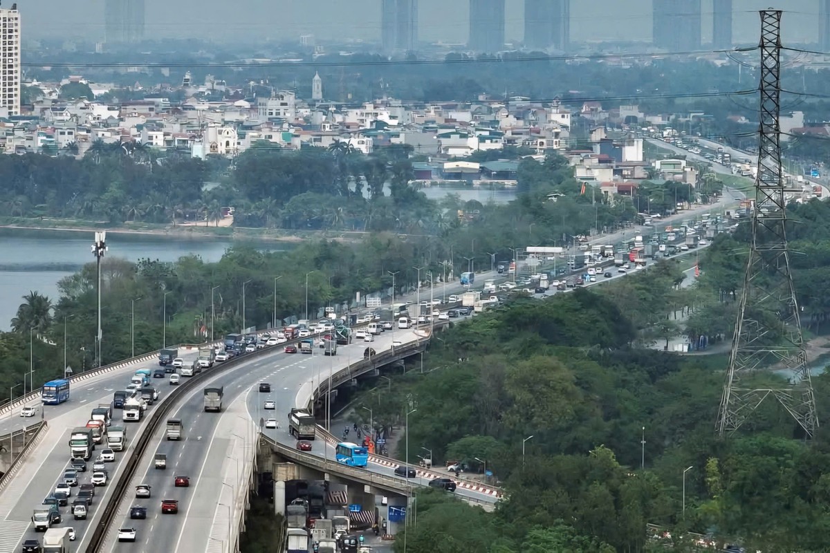 Người dân ùn ùn trở về Hà Nội sớm để tránh tắc đường