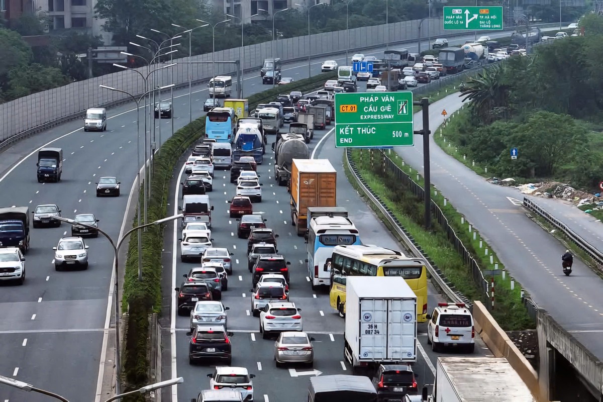 Người dân ùn ùn trở về Hà Nội sớm để tránh tắc đường