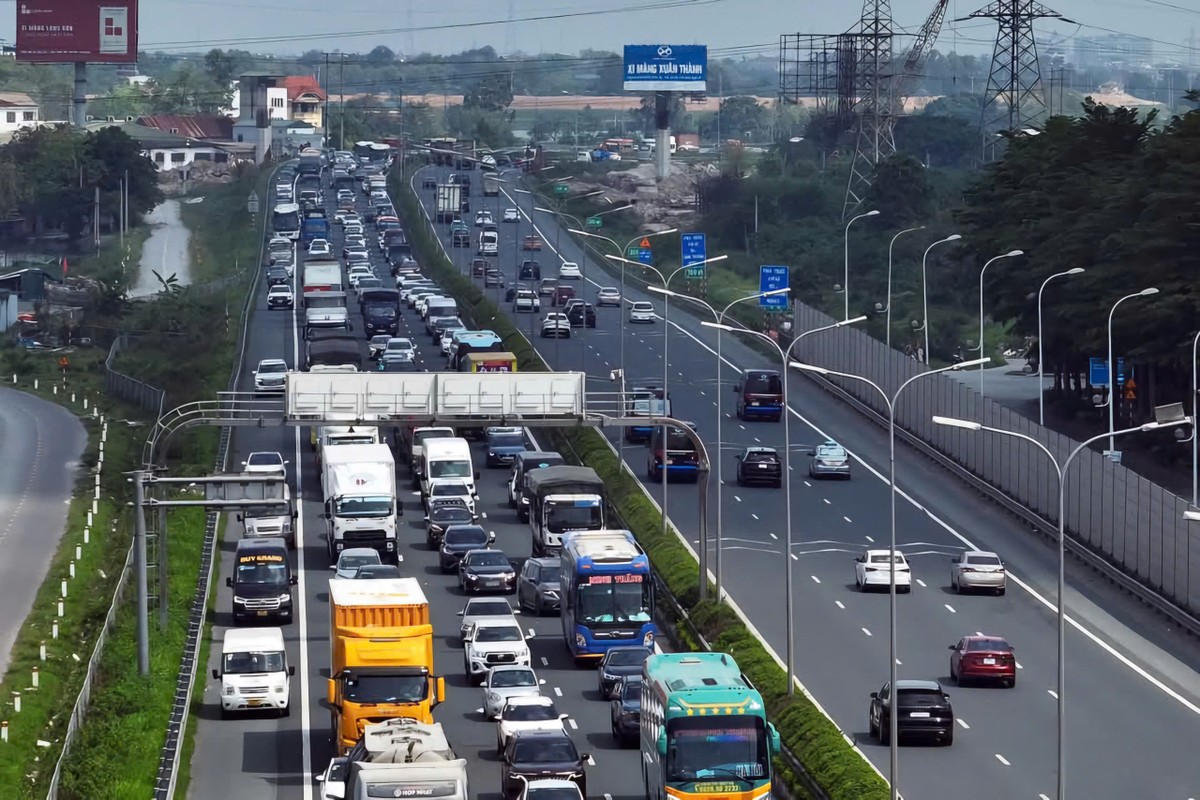 Người dân ùn ùn trở về Hà Nội sớm để tránh tắc đường