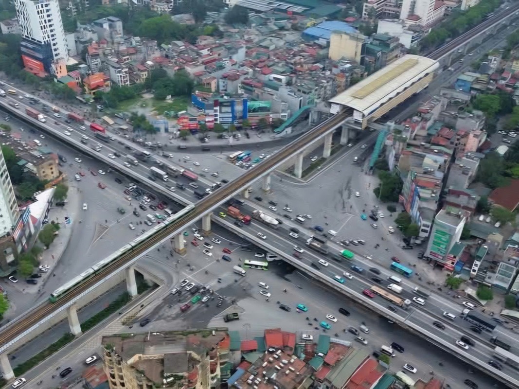 Người dân ùn ùn trở về Hà Nội sớm để tránh tắc đường