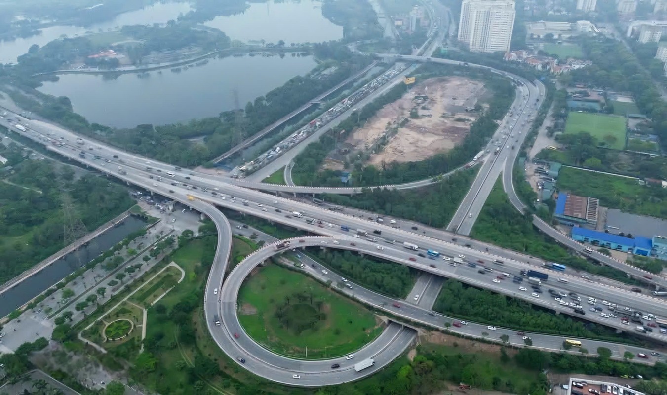Người dân ùn ùn trở về Hà Nội sớm để tránh tắc đường