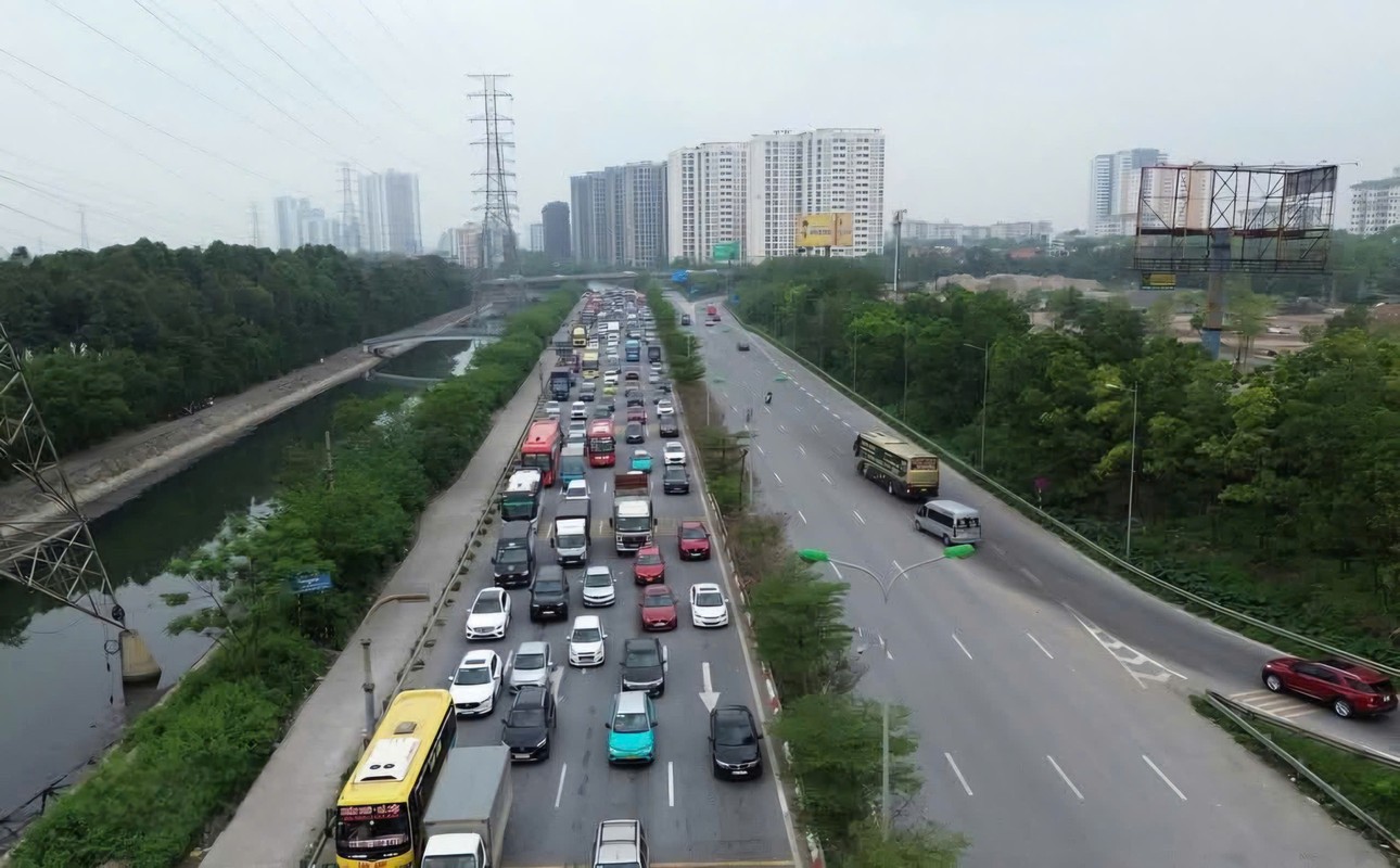 Người dân ùn ùn trở về Hà Nội sớm để tránh tắc đường