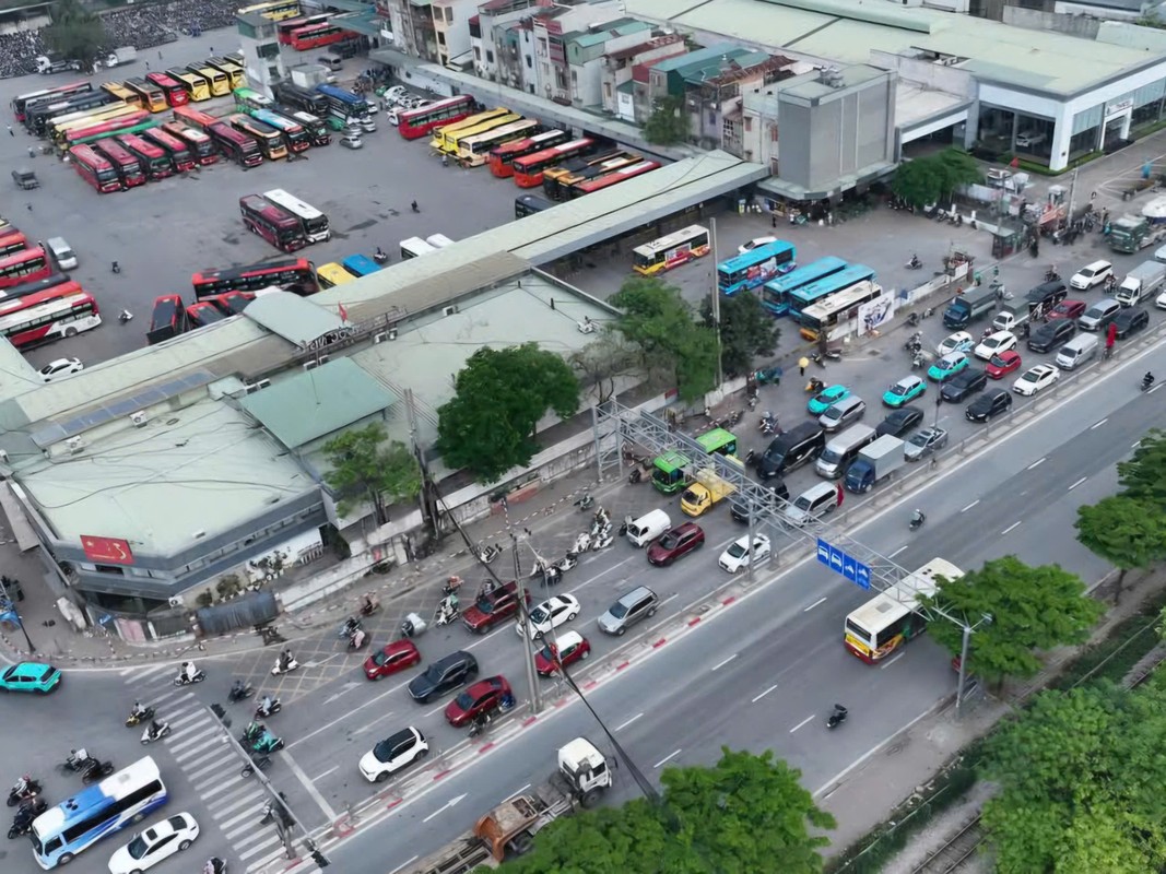 Người dân ùn ùn trở về Hà Nội sớm để tránh tắc đường