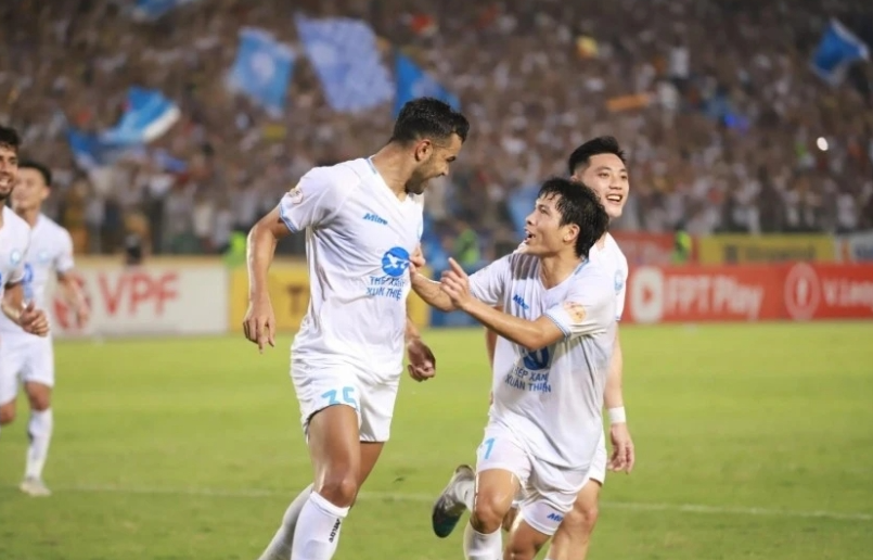 Thắng đậm Hà Nội FC, Thép xanh Nam Định sáng cửa vô địch V-League