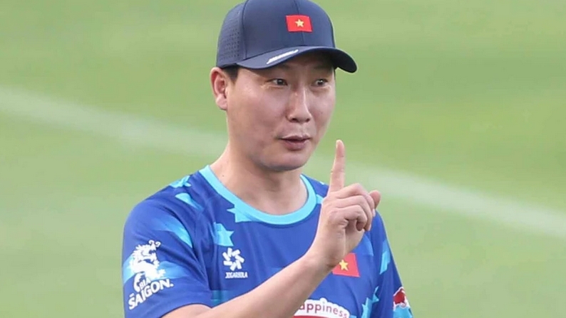 HLV Kim Sang-sik thay tiền đạo ở trận đấu với Man United