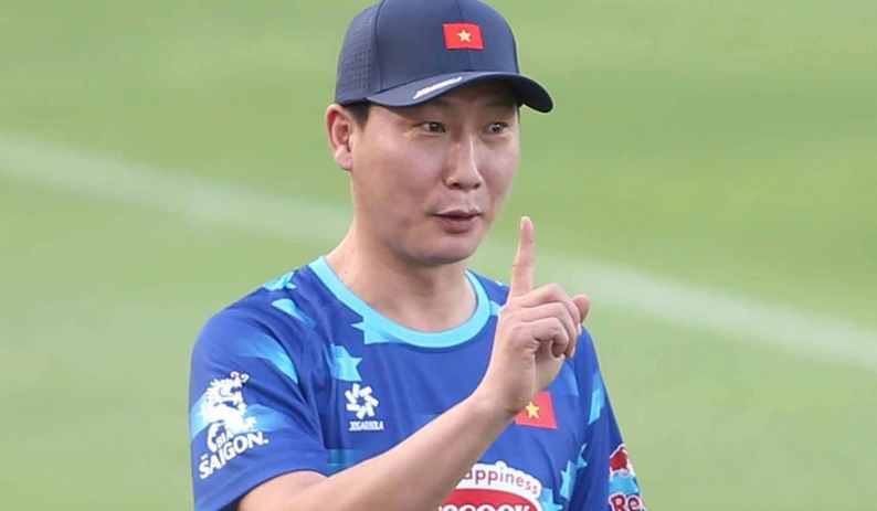 HLV Kim Sang-sik thay tiền đạo ở trận đấu với Man United