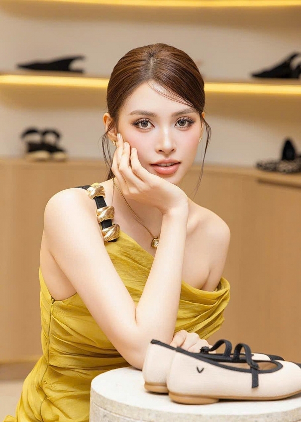 Tiểu Vy xinh đẹp như búp bê, xứng danh 'mỹ nhân ngàn năm có một'