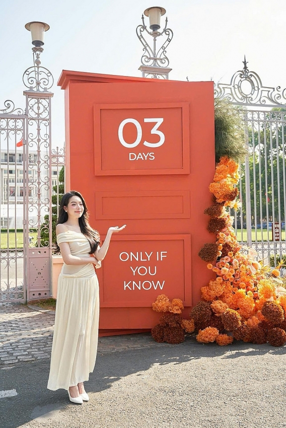 Thanh Thủy cùng loạt sao đổ về Dinh Độc Lập check-in cùng cánh cửa 'đặc biệt'