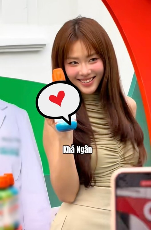 Lộ nhan sắc thật của Khả Ngân qua camera thường